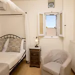 Adele Villa Arnados