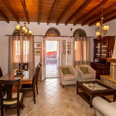 Adele Villa Arnados